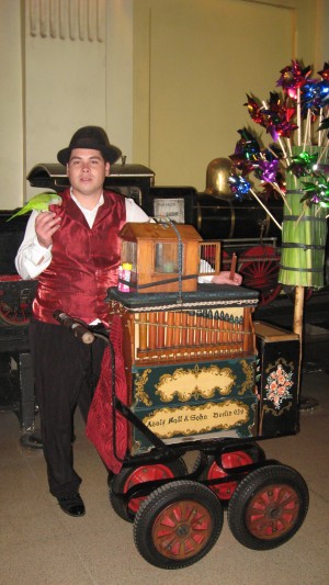 GUILLERMO SAAVEDRA oficios y profesiones en Estaci&oacute;n Central |  ORGANILLEROS Y CHINCHINEROS contrataciones 8 4241650 02 6675585, se realezan todo tipo de eventos